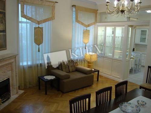 Three-bedroom Apartment st. Shota Rustaveli 30 9730