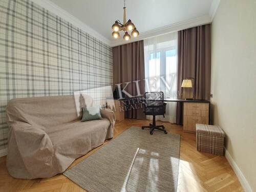 st. Grushevskogo 34a Master Bedroom 1 Double Bed, Walk-in Closet, Interior Condition 3-5 Years