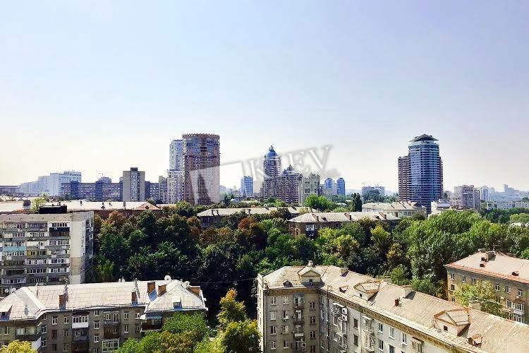 Klovs'ka Long Term Apartment in Kiev