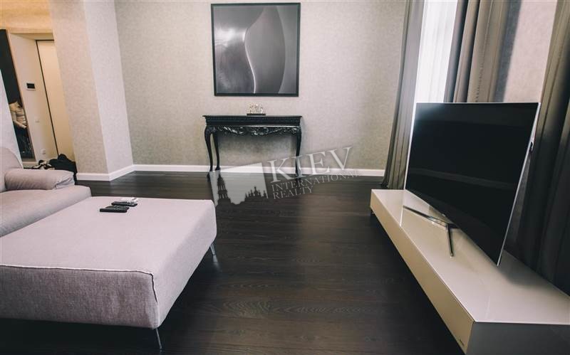 st. Shelkovichnaya 10 Living Room Flatscreen TV, Fold-out Sofa Set, Interior Condition Brand New