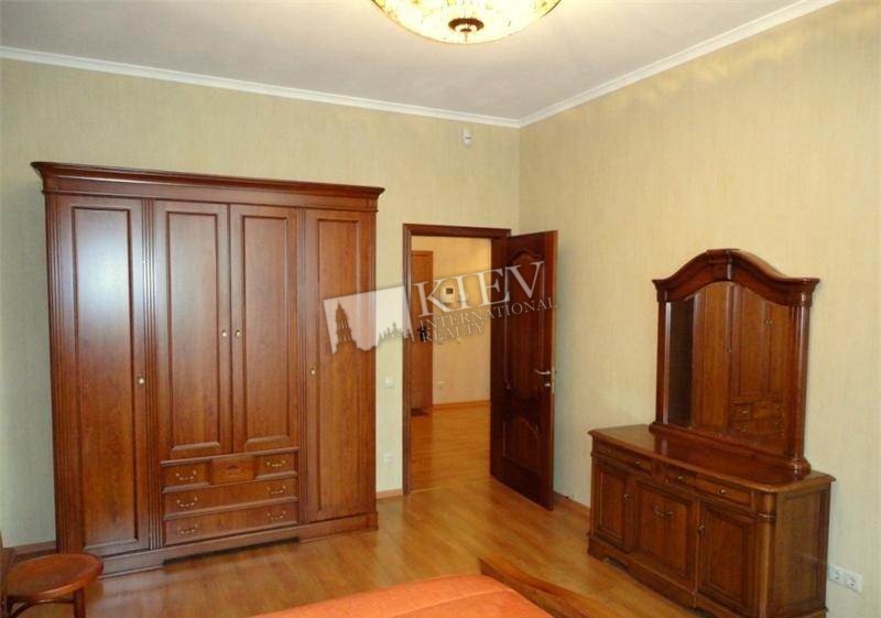 st. Vorovskogo 36 Living Room Flatscreen TV, L-Shaped Couch, Interior Condition 1-2 Years Old