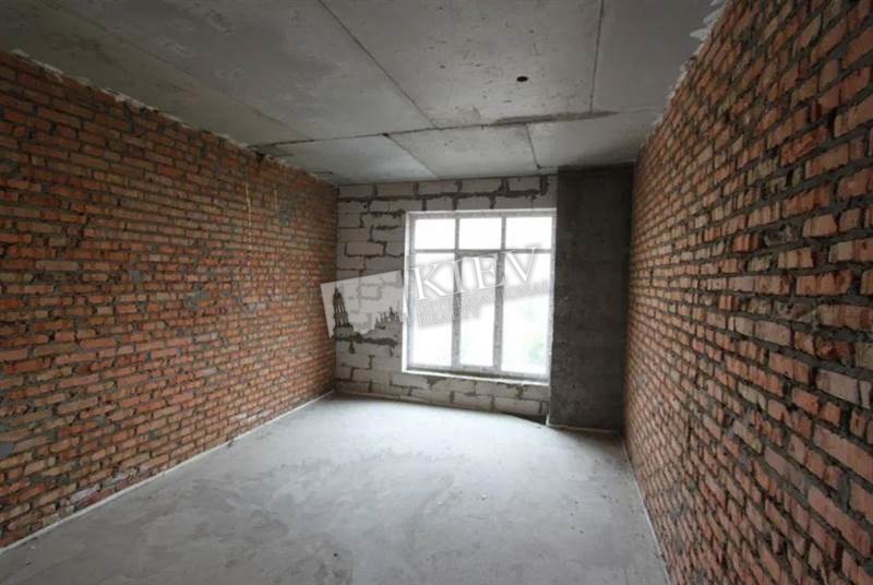 st. Schorsa 36e Interior Condition Bare Walls, Elevator Yes