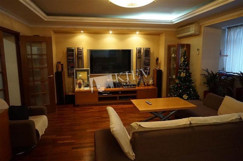 st. Lesi Ukrainki 21 Living Room Flatscreen TV, Fold-out Sofa Set, Interior Condition 3-5 Years