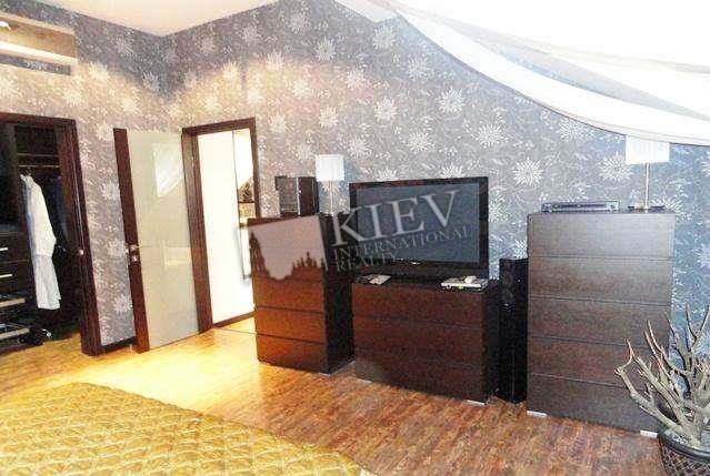 st. Proreznaya 3 Living Room Flatscreen TV, L-Shaped Couch, Parking Yard Parking