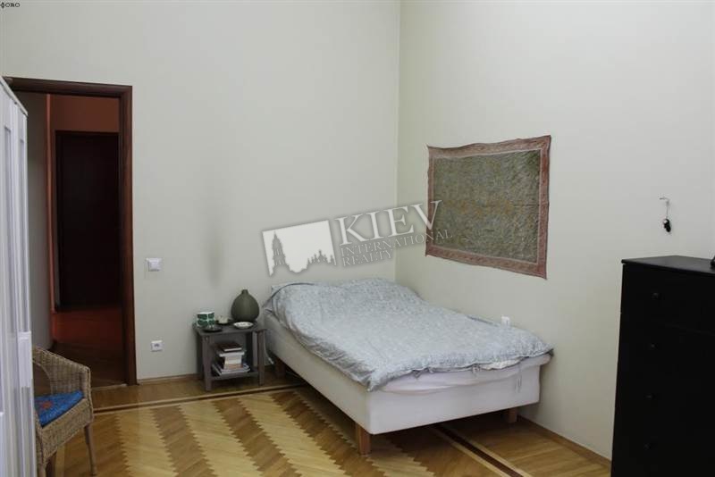 Two-bedroom Apartment st. Mihaylovskaya 19 3569