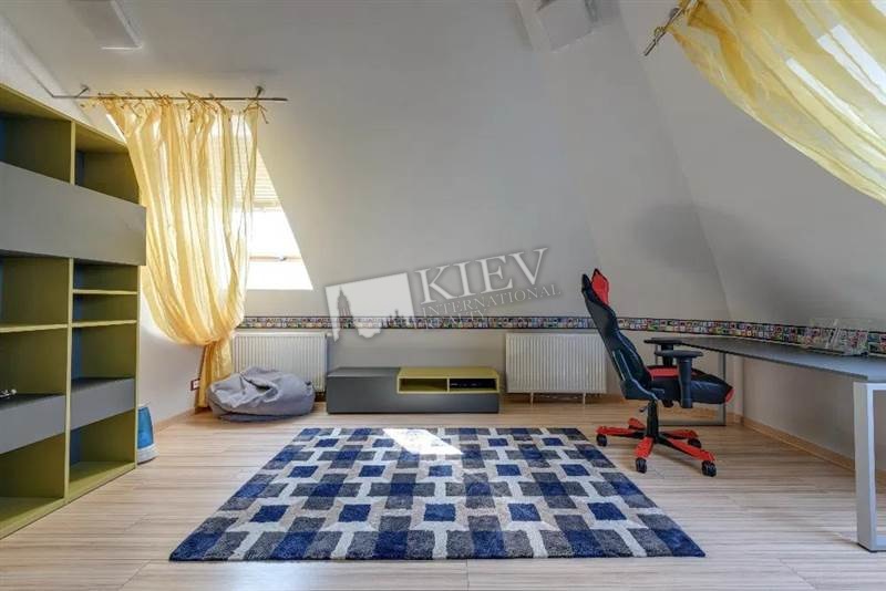 st. Schorsa 32a Interior Condition 1-2 Years Old, Parking Underground Parking (two spaces attached)