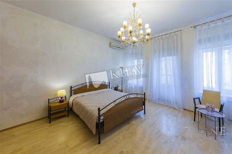 Four-bedroom Apartment st. Shota Rustaveli 38 1961