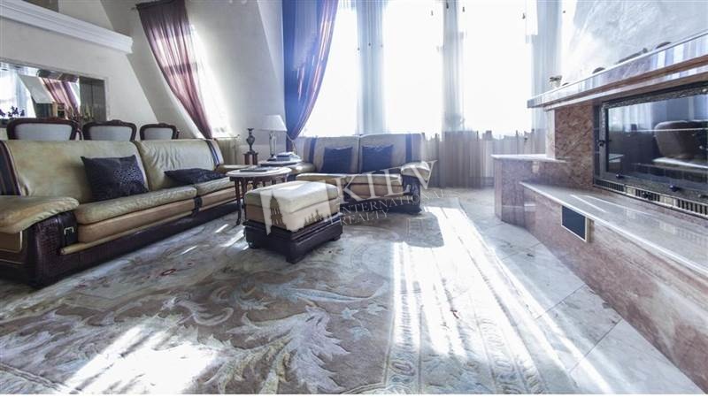 st. Lvovskaya 4 Living Room Fireplace, Flatscreen TV, L-Shaped Couch, Master Bedroom 1 Double Bed, Ensuite Bathroom, Walk-in Closet