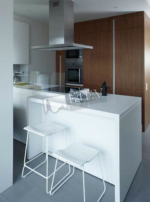 st. Bogdana Hmelnitskogo 39 Kitchen Dishwasher, Electric Oventop, Living Room Flatscreen TV, L-Shaped Couch