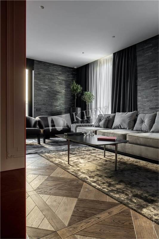 st. Antonovicha 74 Living Room Flatscreen TV, L-Shaped Couch, Residential Complex New York