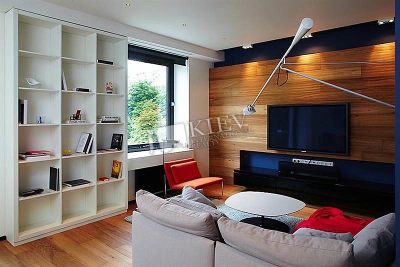 st. Zankovetskoy 5/2 Living Room Flatscreen TV, Fold-out Sofa Set, Home Cinema, Parking Yard Parking